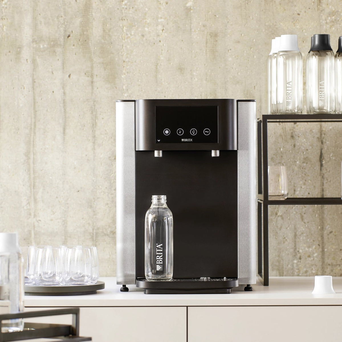 Een Fill Pro-waterdispenser op een aanrecht, met daaronder een Wave Bottle.