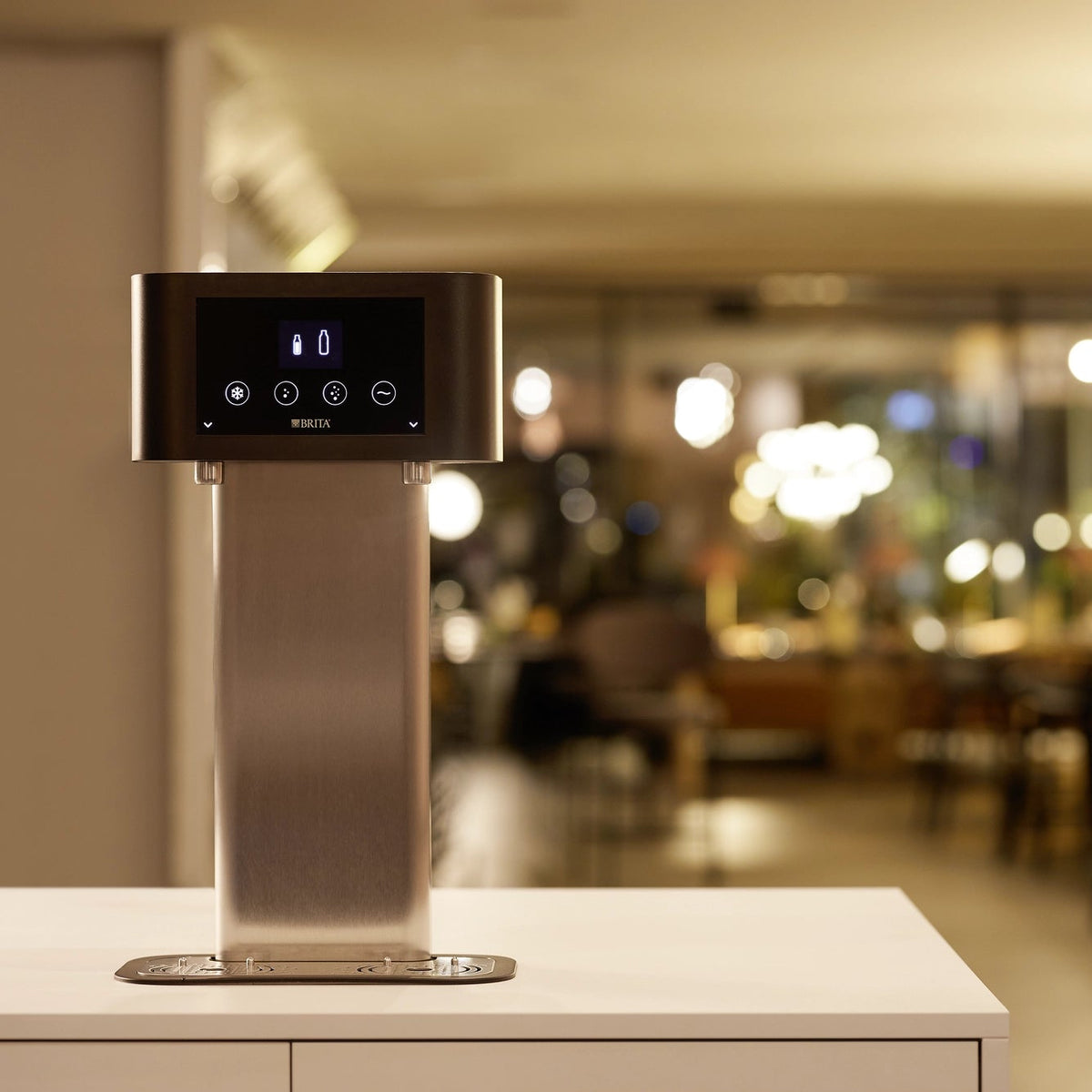 BRITA Fill T-Tap op een aanrecht in een restaurant.